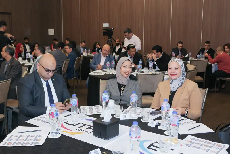 Hoteliers at the round tables during a session