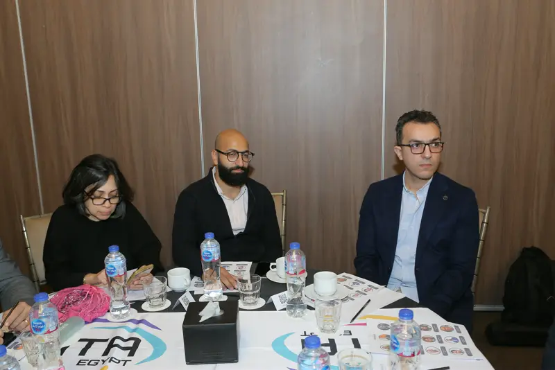 Hoteliers at the round tables during a session