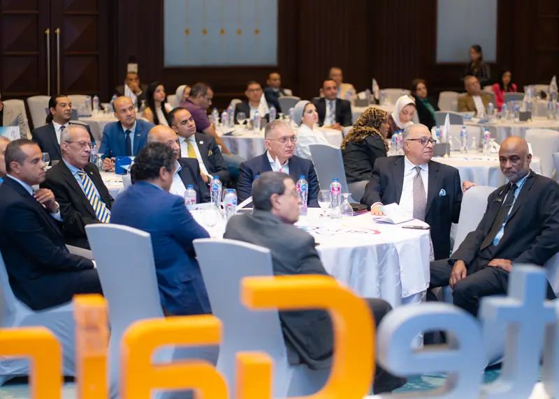 Hoteliers at the round tables during a session